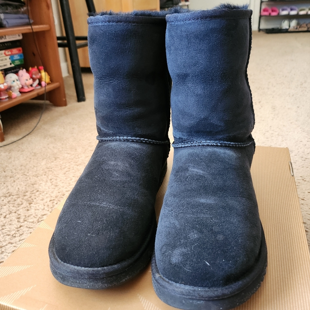UGG Classic SHORT in Black - Picture 9 of 11